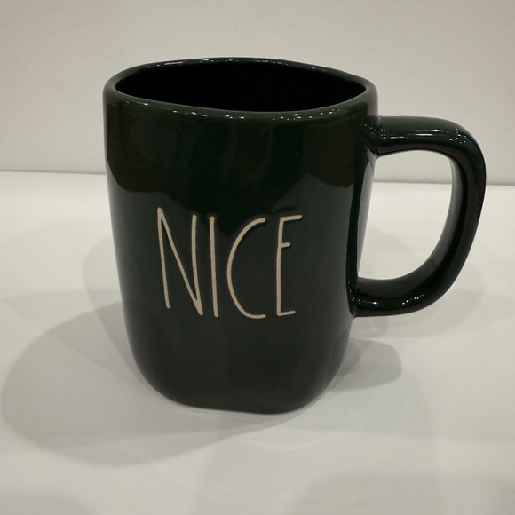 Rae Dunn Artisan Collection NAUGHTY & NICE Coffee 2 Mug Set Christmas Green New - Picture 3 of 9